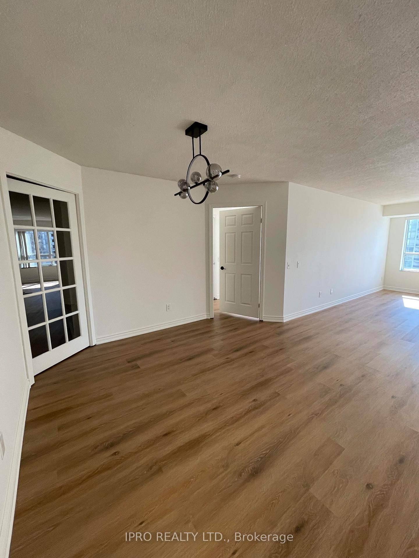 3 Bedrooms Condo at 25 Kingsbridge, Mississauga For sale