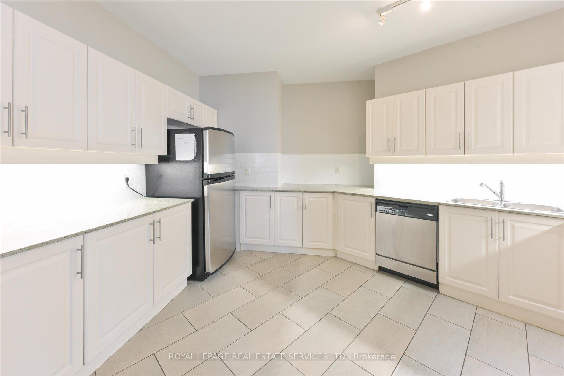 1 Bedroom Condo at 15 Windermere,  Toronto For sale