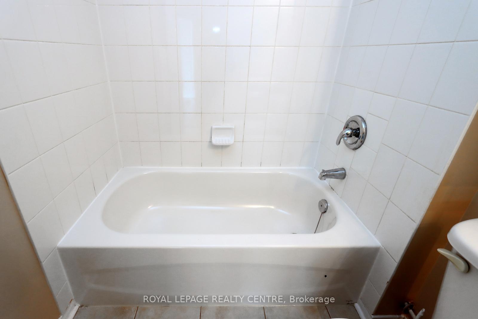 2 Bedrooms Condo at 5100 Winston Churchill, Mississauga For sale
