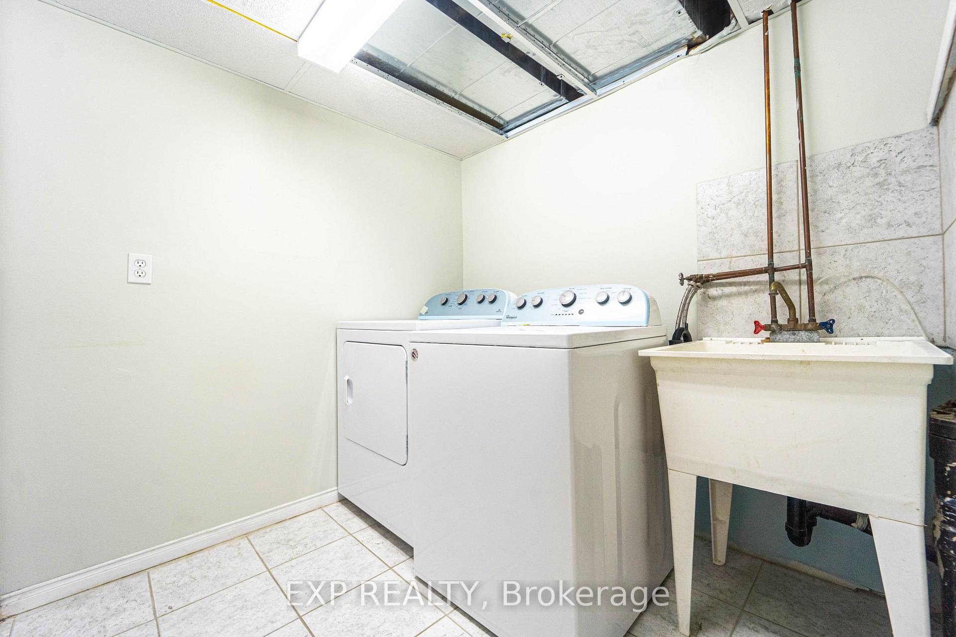 4 Bedrooms Condo at 199 Hillcrest, Mississauga For sale