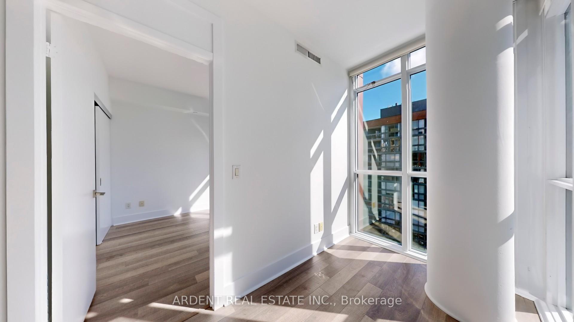 3 Bedrooms Condo at 32 Davenport,  Toronto For sale