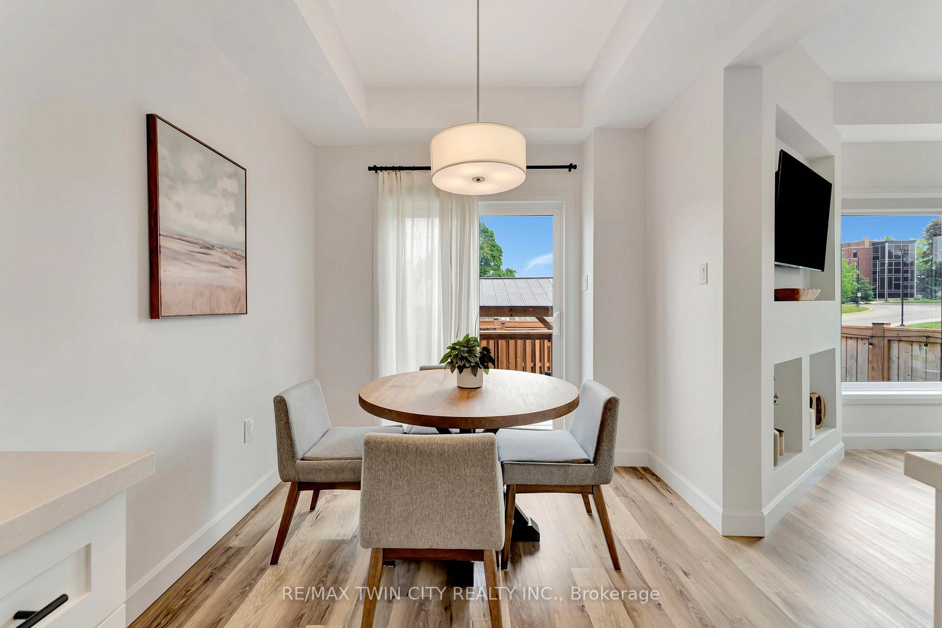 3 Bedrooms Condo at 4 Southam, Hamilton For sale