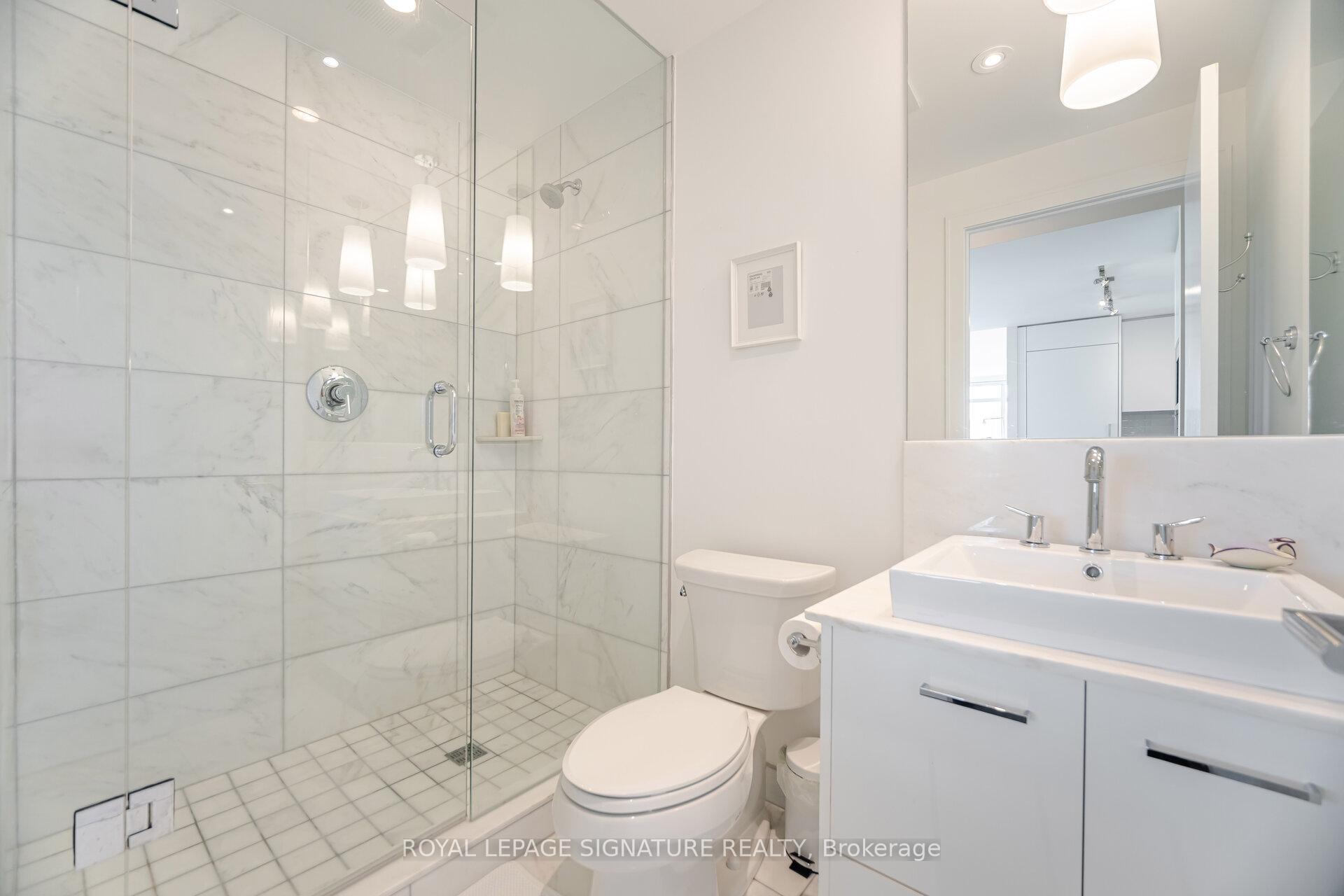 2 Bedrooms Condo at 170 Avenue, Toronto For sale