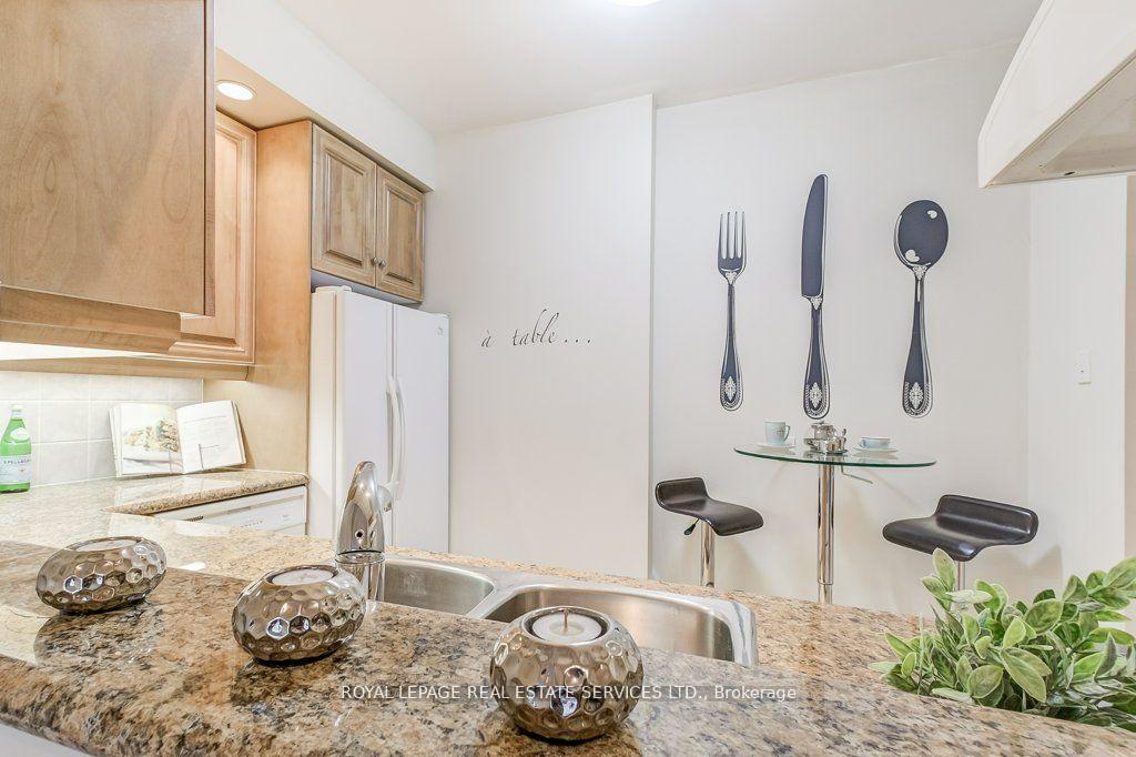 2 Bedrooms Condo at 10 Old York Mills, Toronto For sale