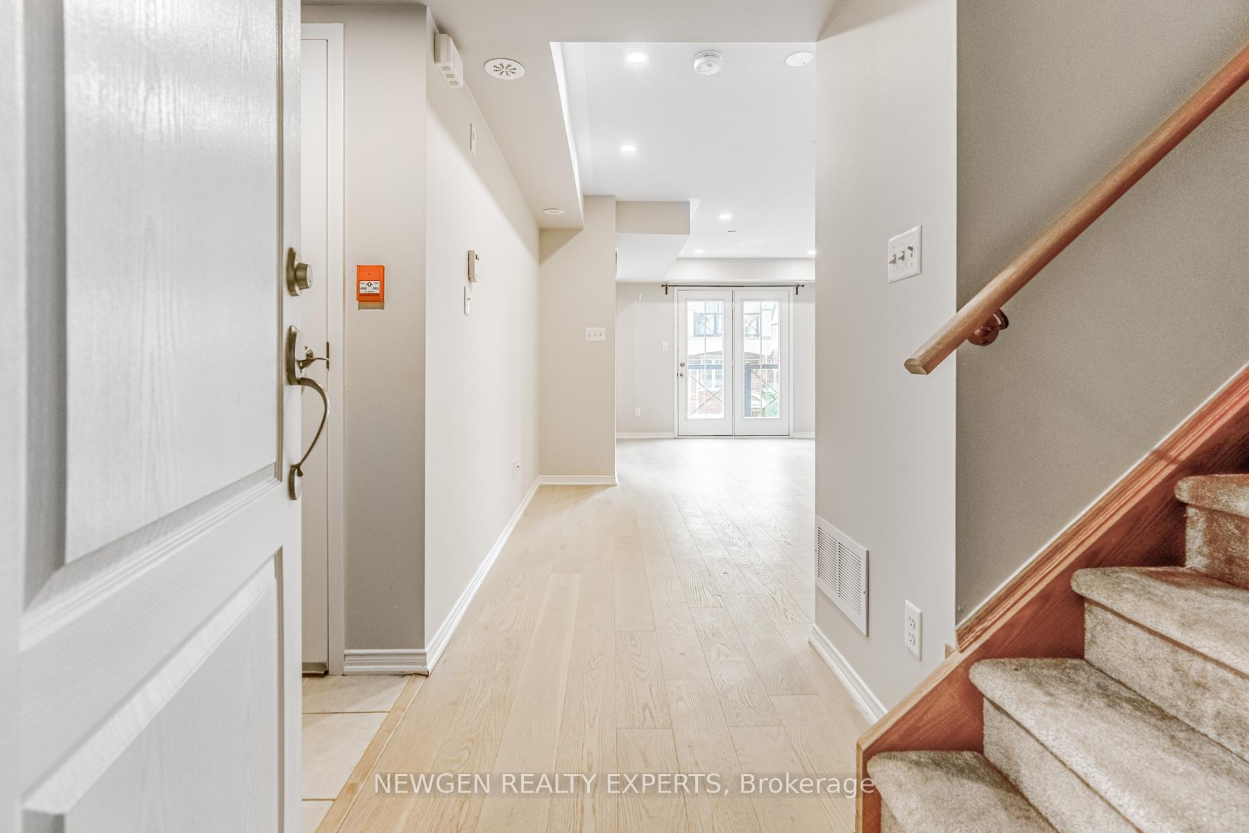 2 Bedrooms Condo at 51 Hays, Oakville For sale
