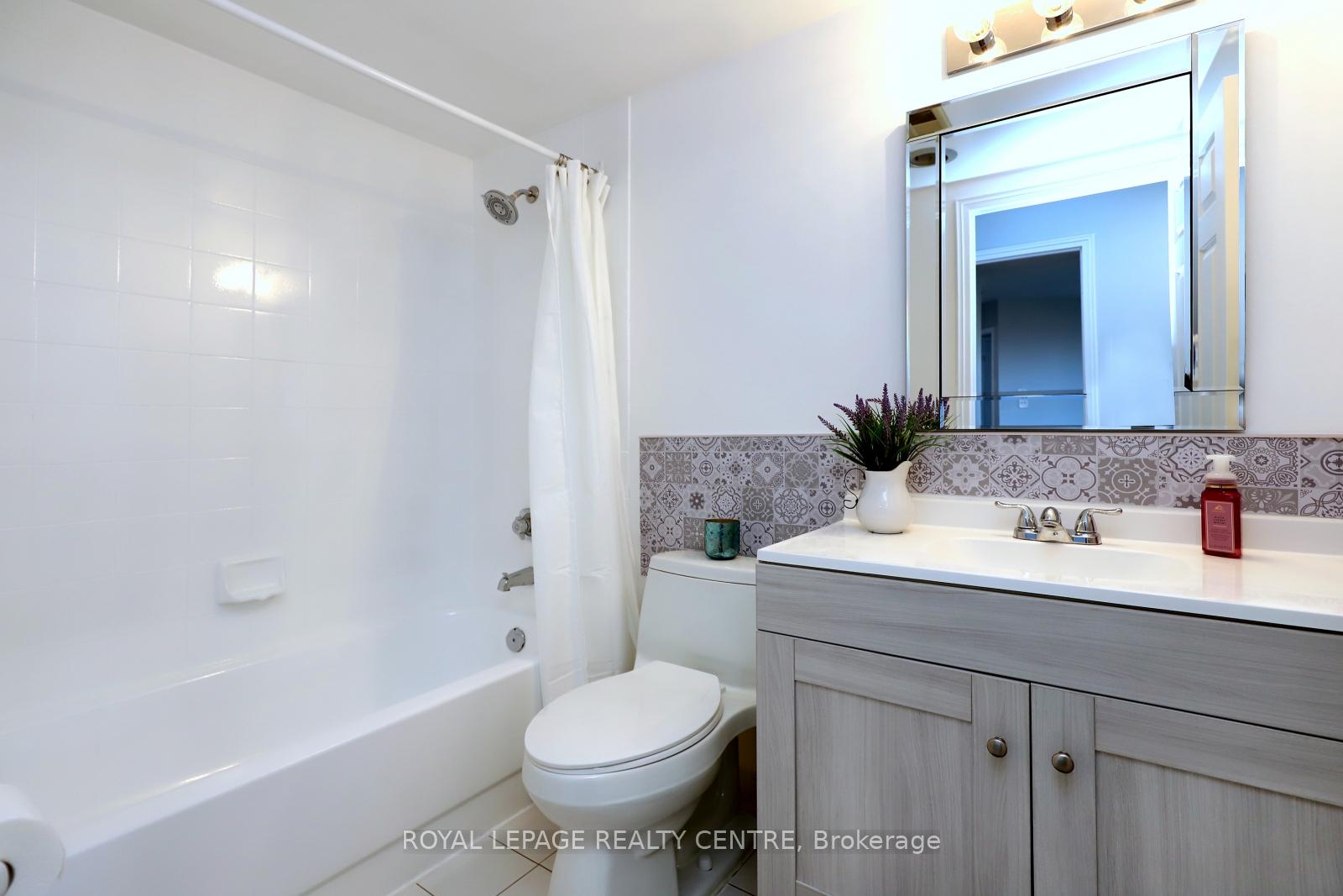 2 Bedrooms Condo at 1001 Cedarglen, Mississauga For sale