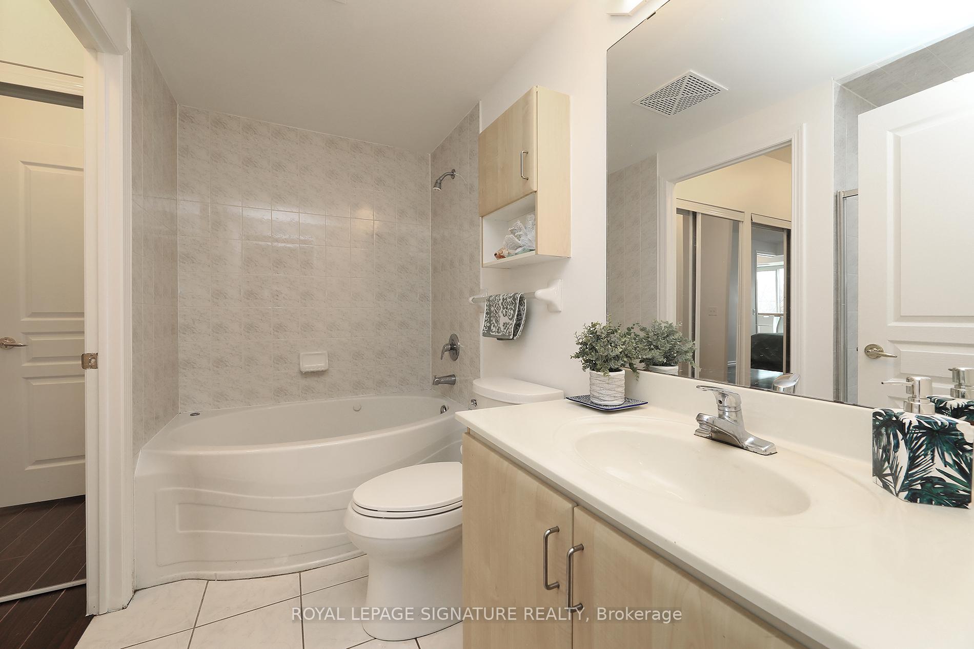 2 Bedrooms Condo at 200 Burnhamthorpe, Mississauga For sale