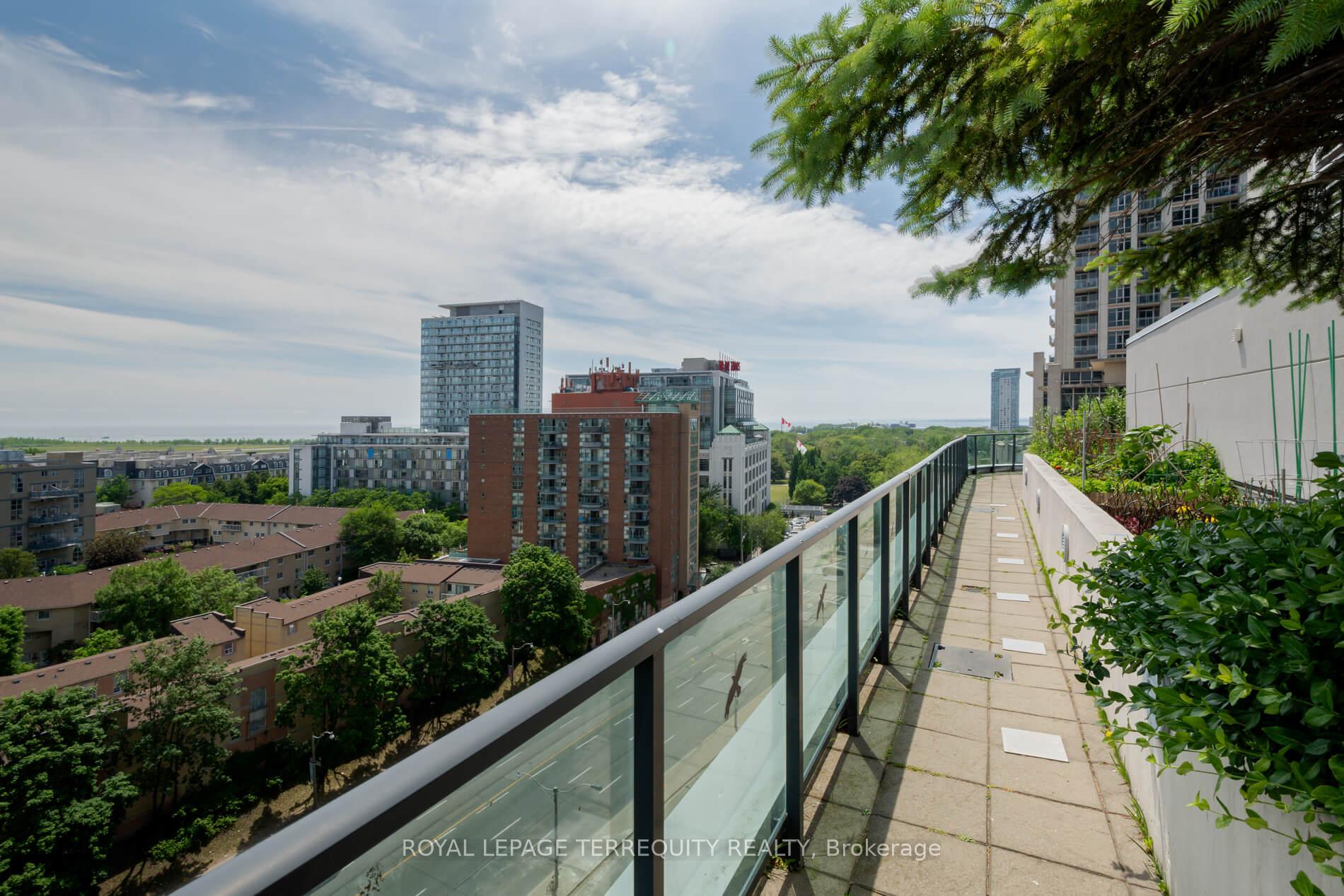2 Bedrooms Condo at 600 Fleet, Toronto For sale