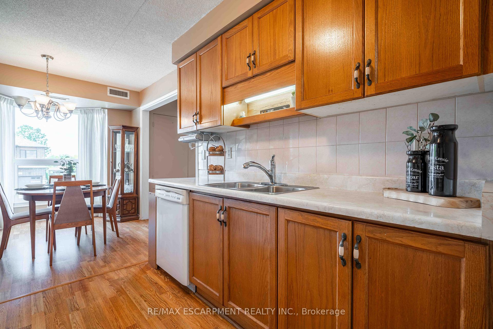 2 Bedrooms Condo at 416 Limeridge, Hamilton For sale