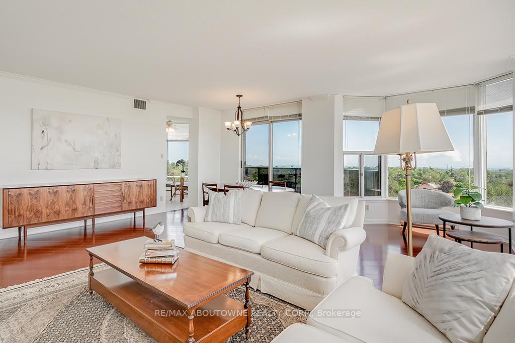 2 Bedrooms Condo at 1903 Pilgrims, Oakville For sale