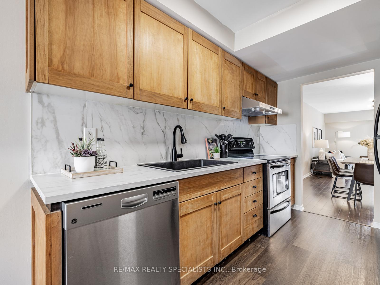 2 Bedrooms Condo at 2055 WALKERS, Burlington For sale