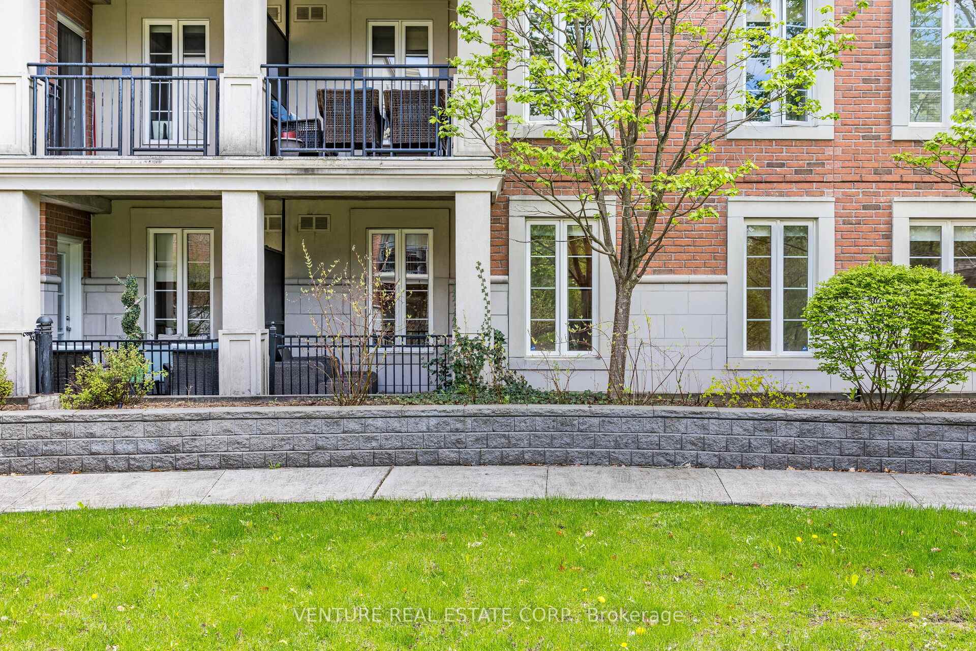 2 Bedrooms Condo at 4620 Highway 7, Vaughan For sale