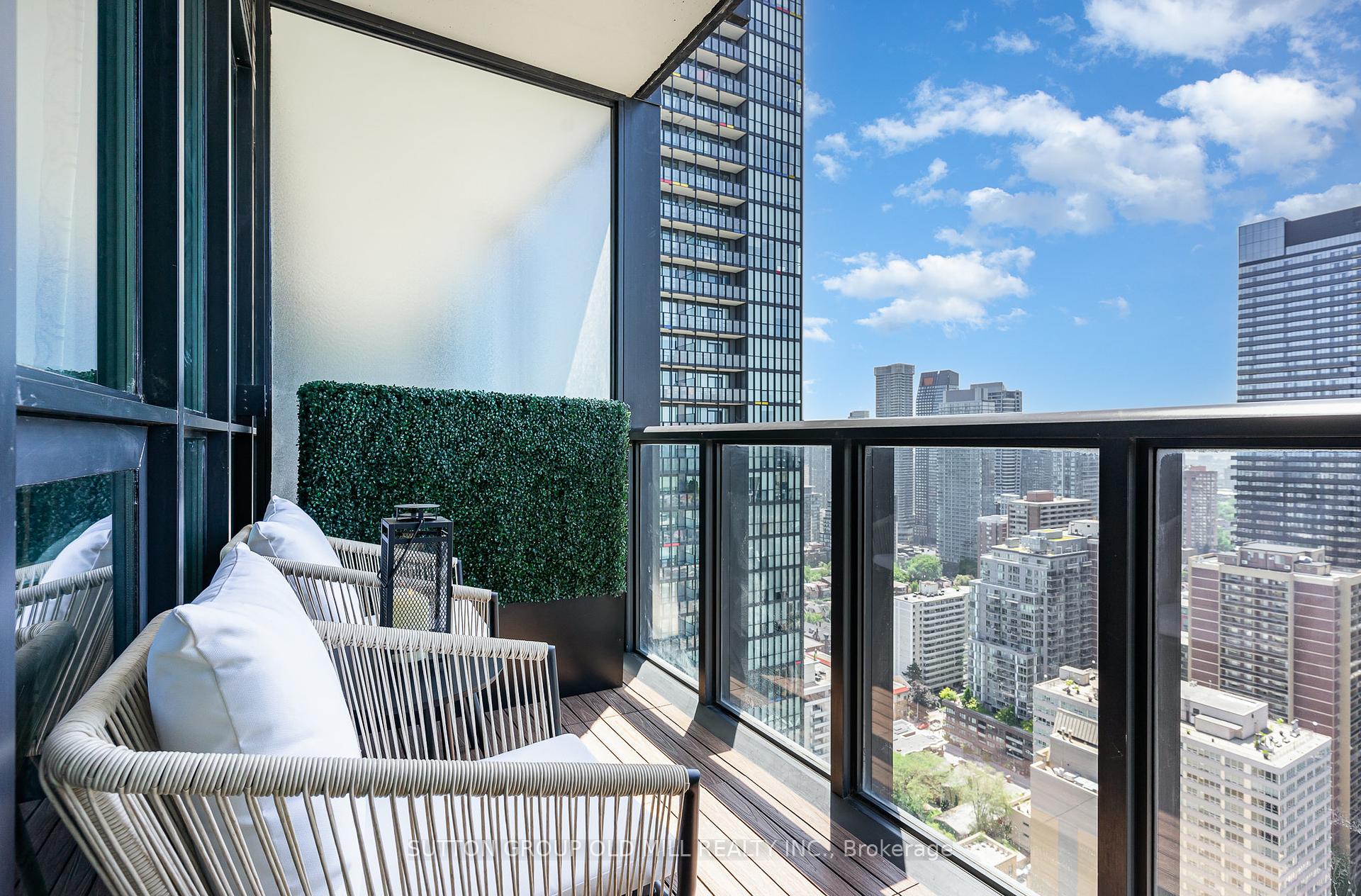 2 Bedrooms Condo at 110 Charles, Toronto For sale