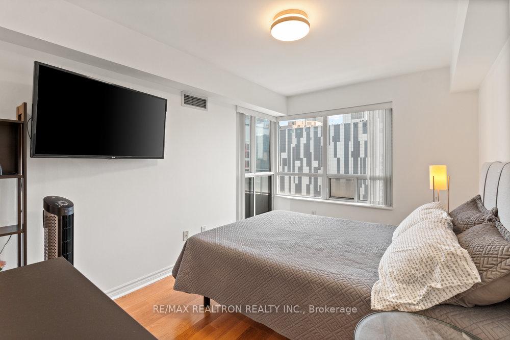 3 Bedrooms Condo at 250 Wellington, Toronto For sale