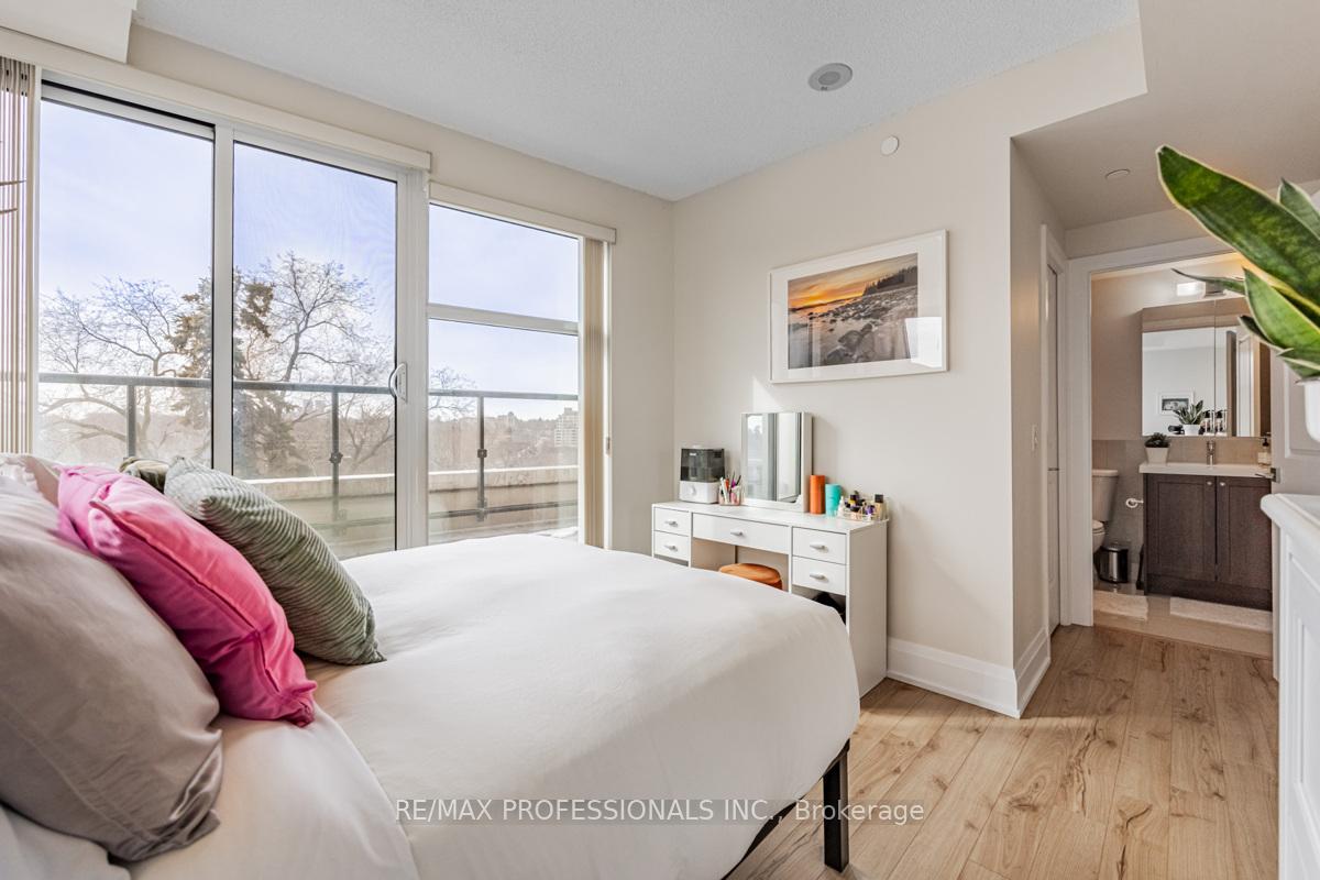 2 Bedrooms Condo at 2 Old Mill,  Toronto For sale