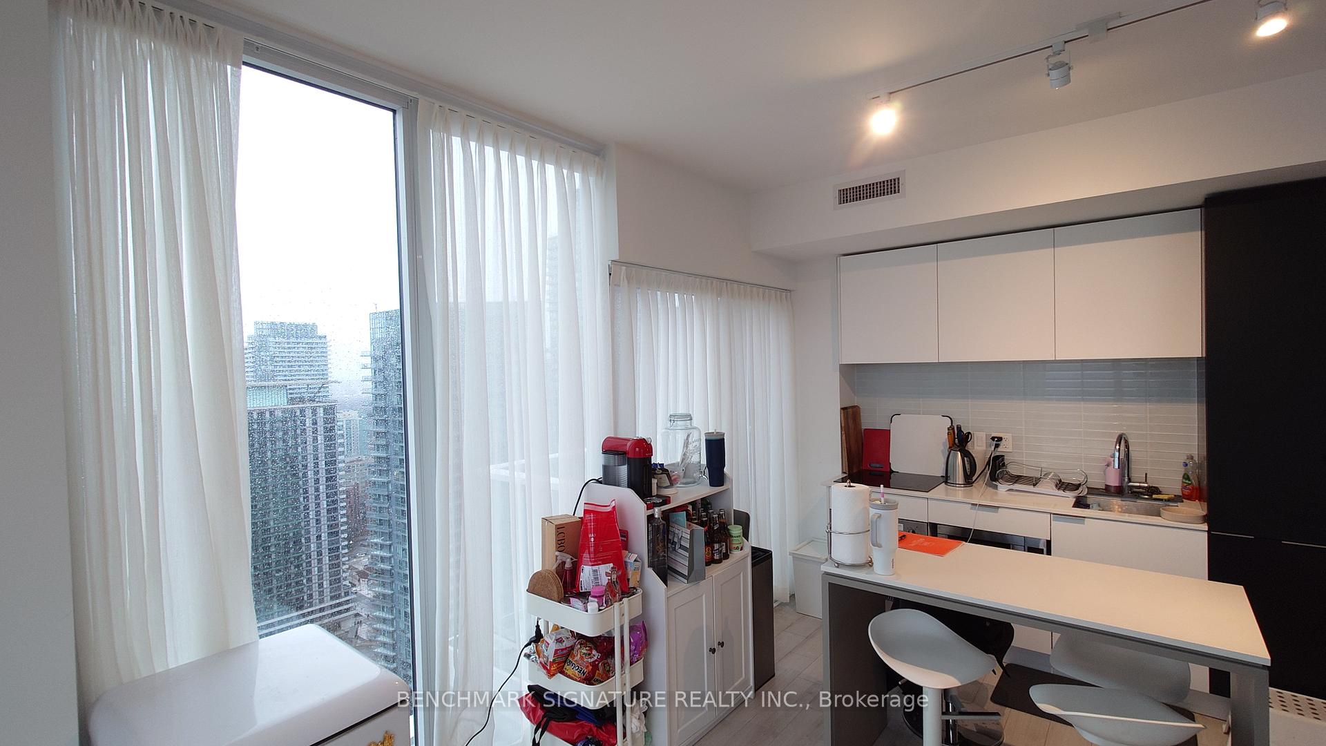 3 Bedrooms Condo at 33 Helendale, Toronto For sale