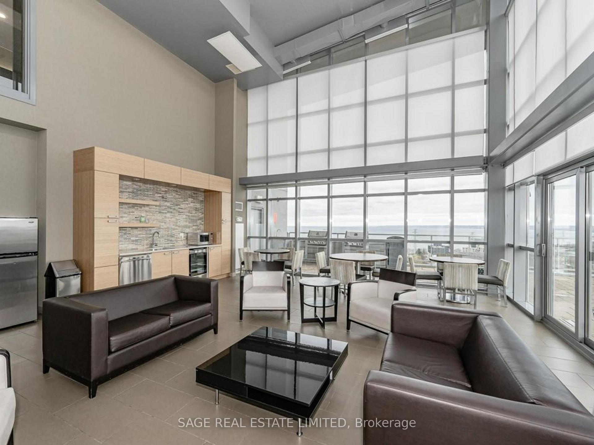 2 Bedrooms Condo at 551 Maple, Burlington For sale