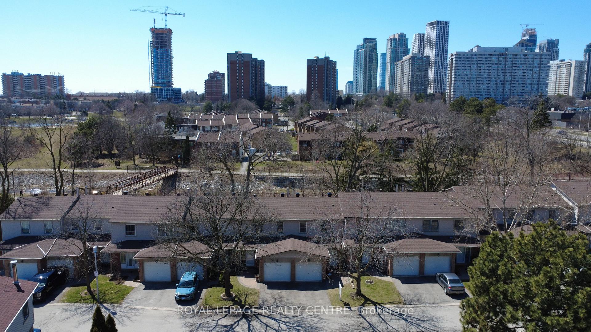 3 Bedrooms Condo at 3400 Rhonda, Mississauga For sale