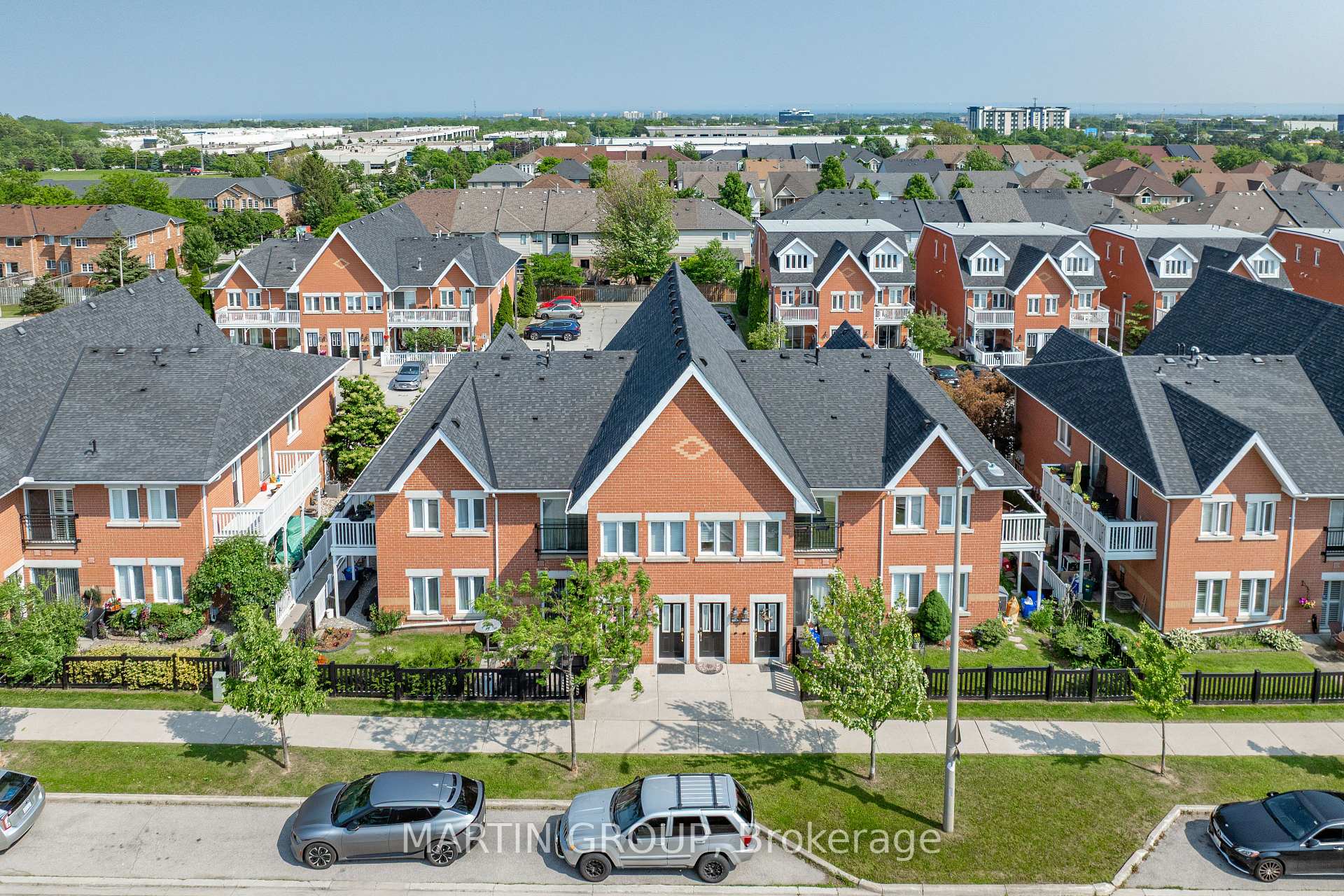 2 Bedrooms Condo at 1701 Lampman, Burlington For sale