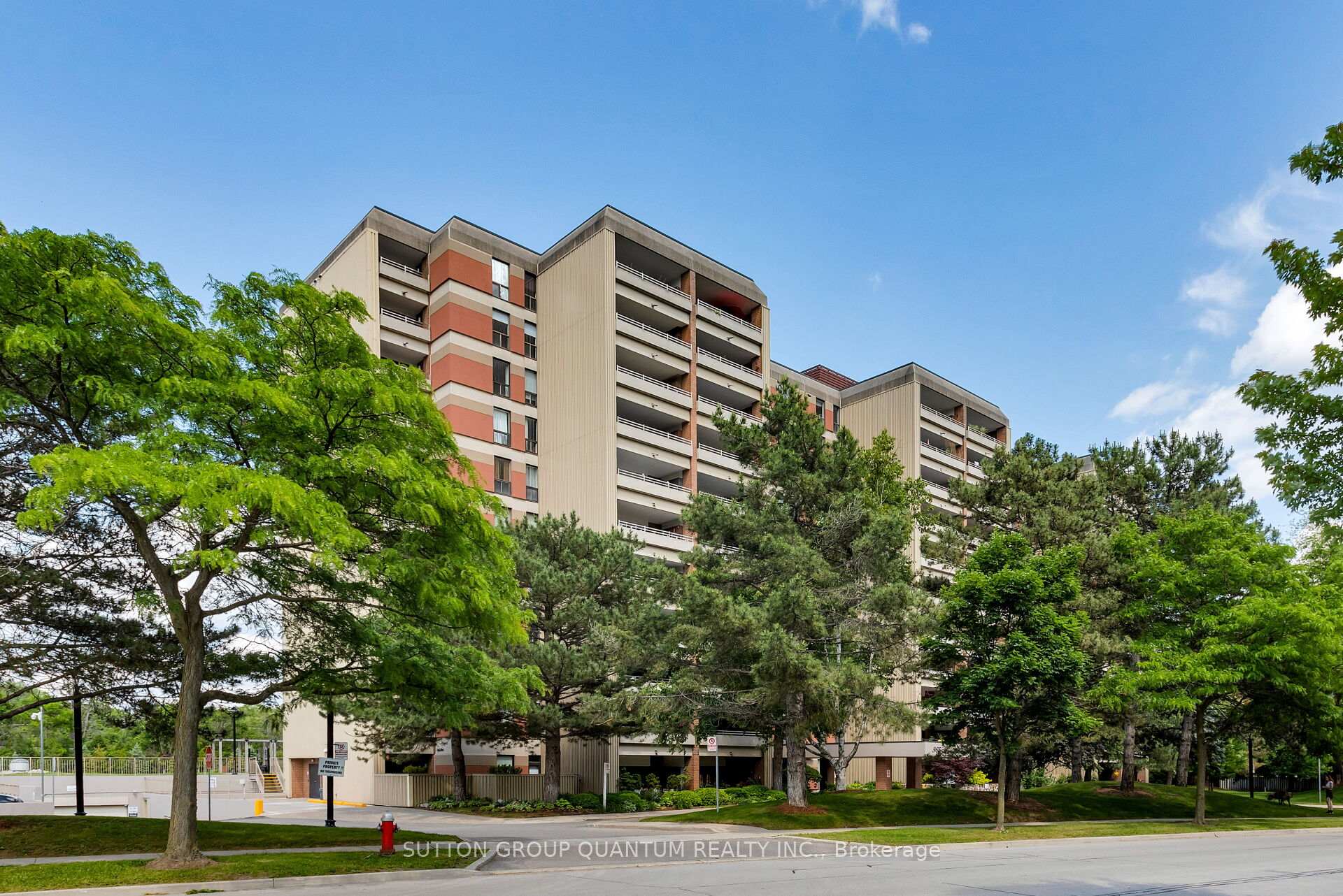2 Bedrooms Condo at 965 Inverhouse, Mississauga For sale