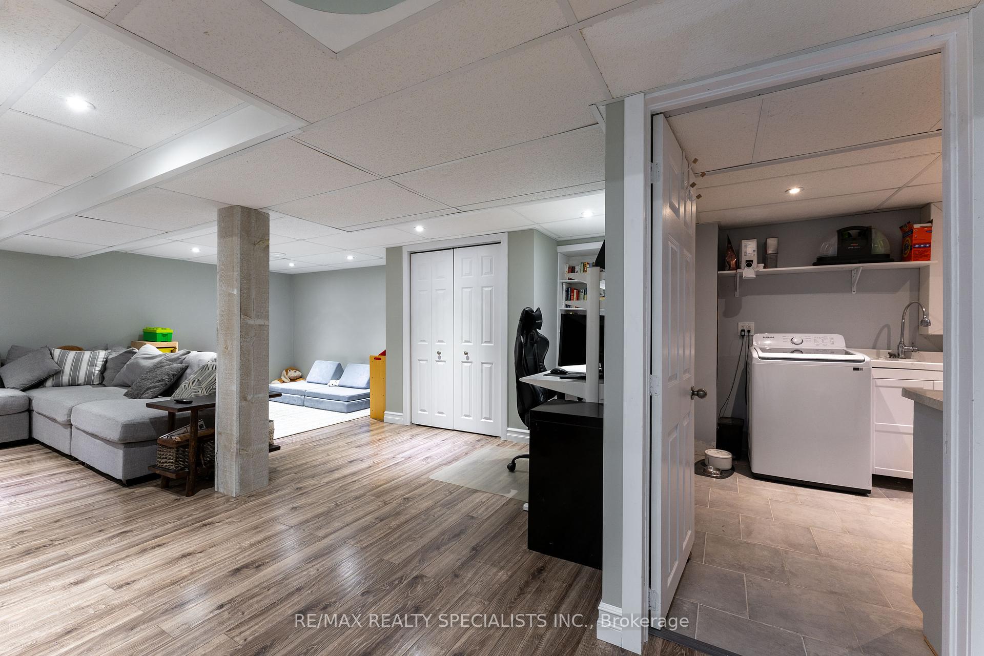 3 Bedrooms Condo at 2050 Upper Middle, Burlington For sale