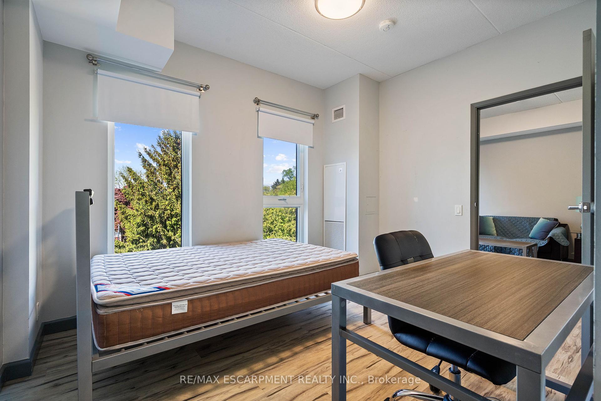 2 Bedrooms Condo at 77 LELAND, Hamilton For sale