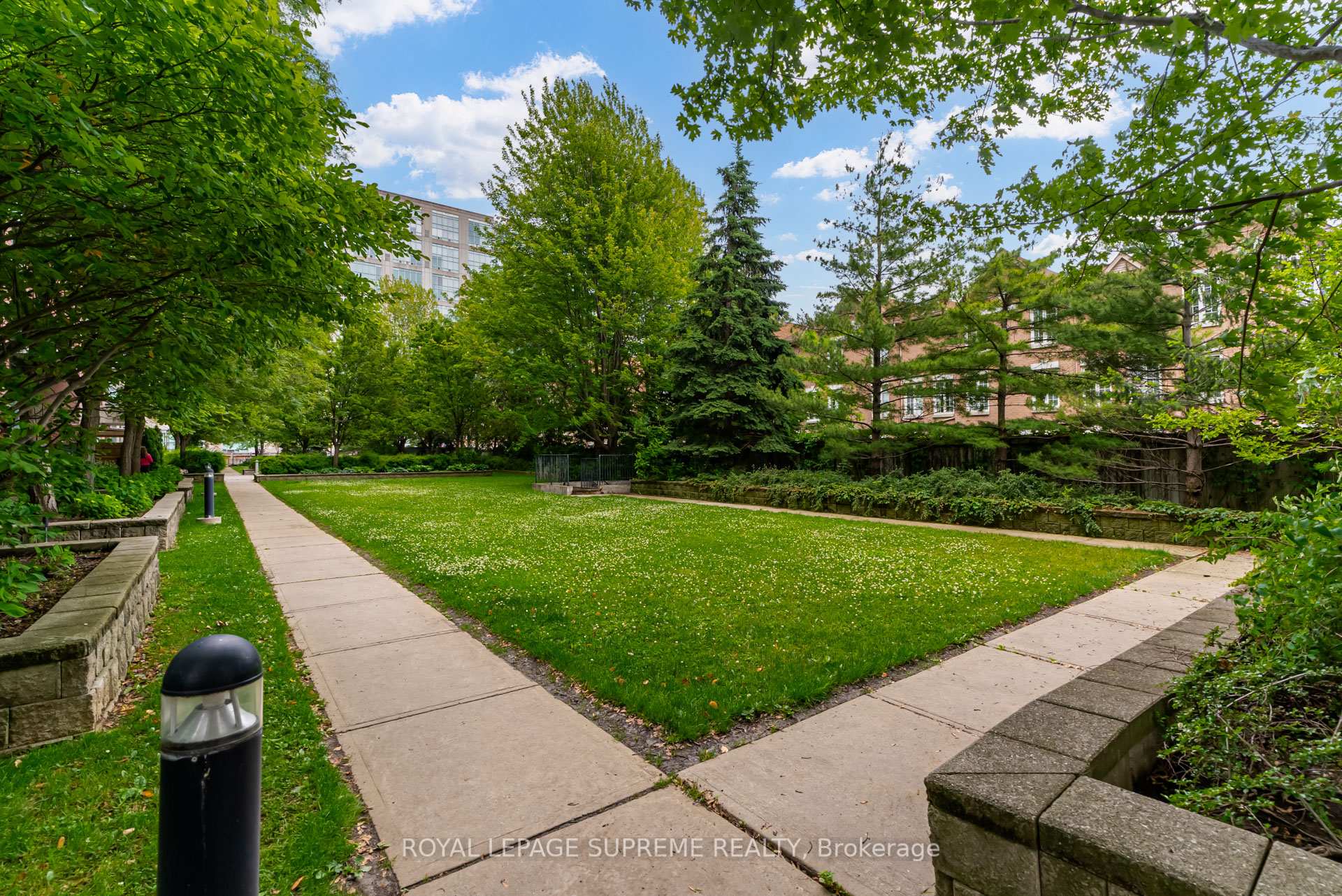 2 Bedrooms Condo at 190 Manitoba, Toronto For sale