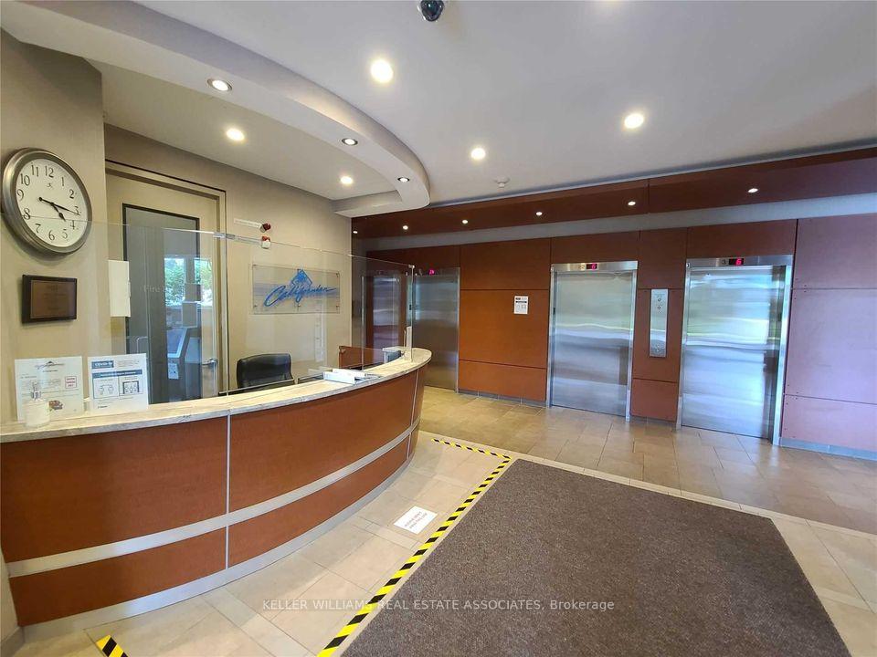 2 Bedrooms Condo at 50 Kingsbridge Garden, Mississauga For sale