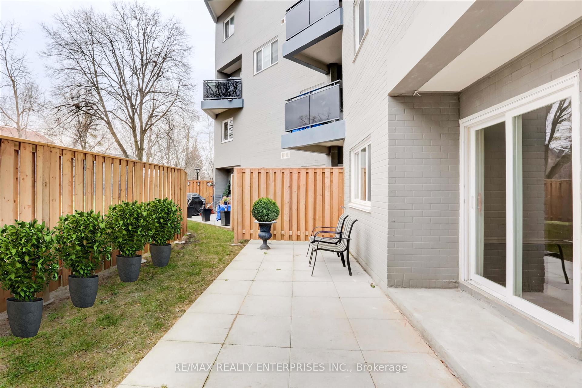 3 Bedrooms Condo at 2001 Bonnymede, Mississauga For sale