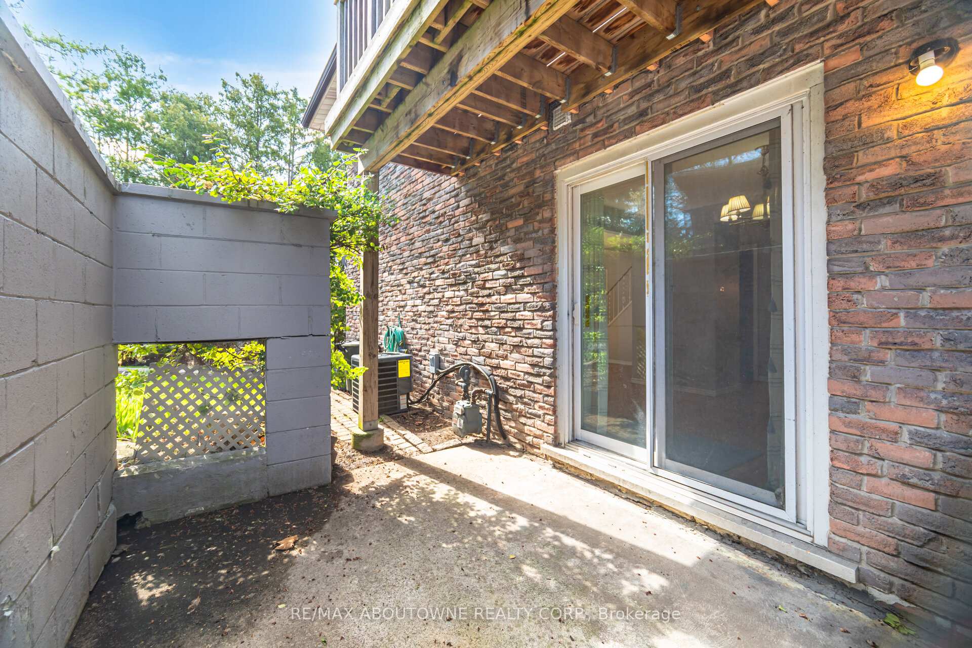 3 Bedrooms Condo at 961 Francis,  Burlington For sale