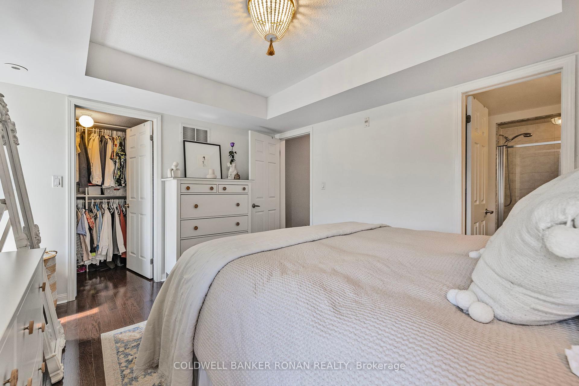 3 Bedrooms Condo at 600 Shoreline, Mississauga For sale