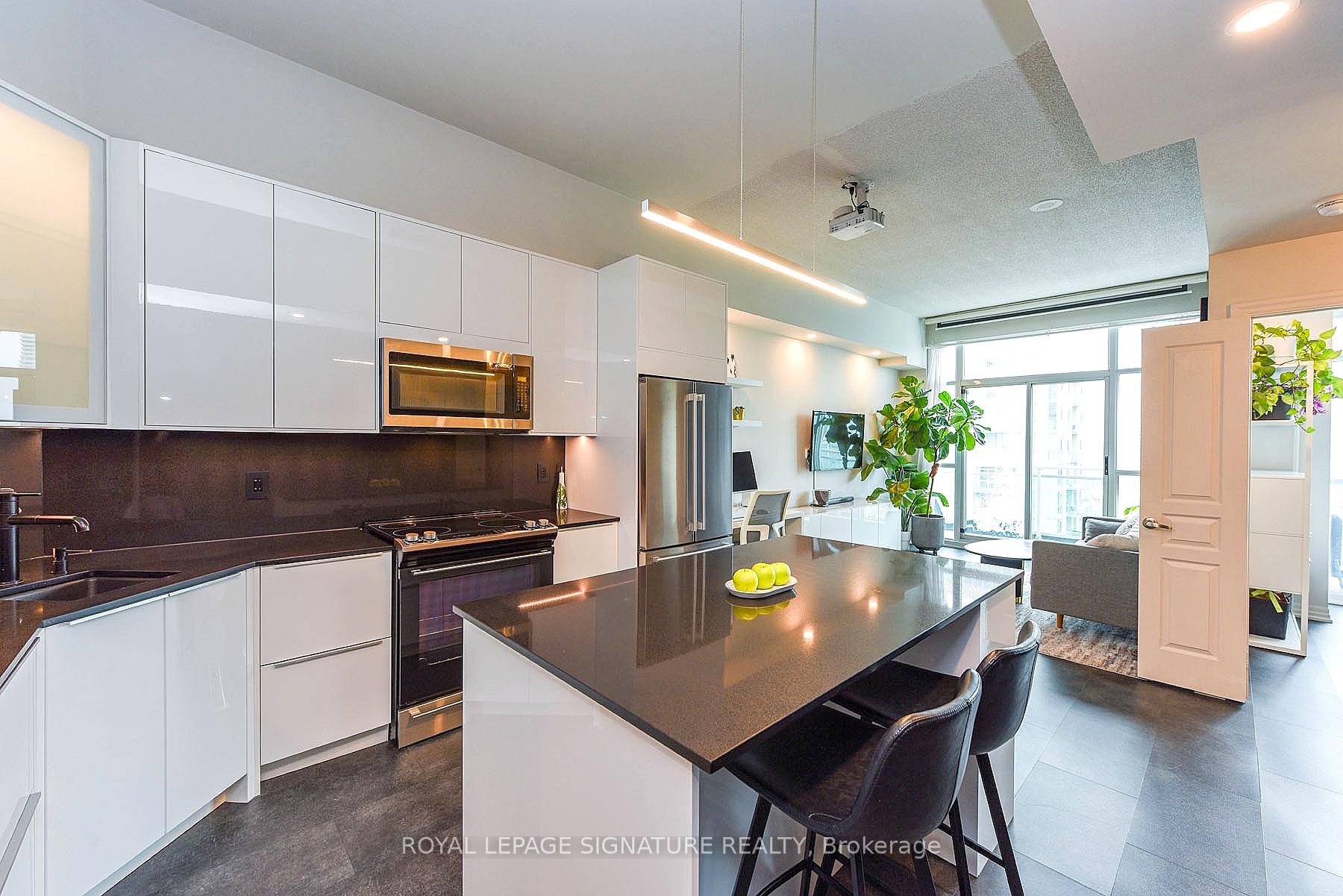 1 Bedroom Condo at 223 Webb,  Mississauga For sale