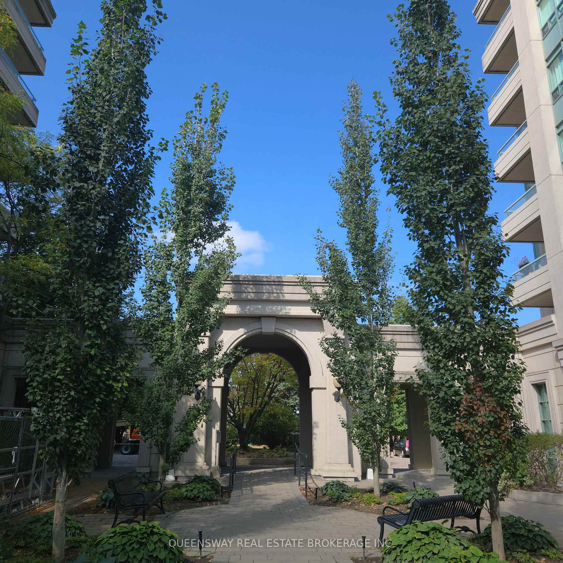 2 Bedrooms Condo at 1 Emerald, Vaughan For sale