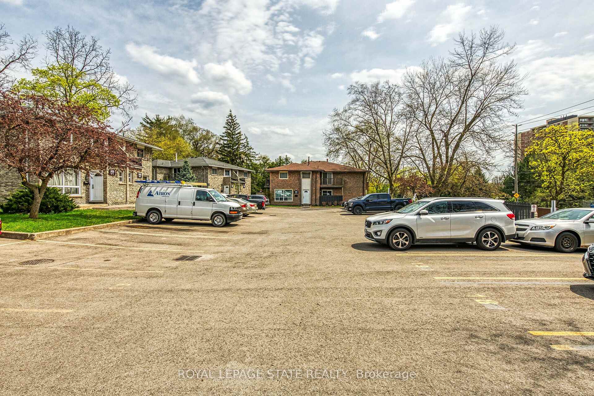 3 Bedrooms Condo at 977 Francis, Burlington For sale
