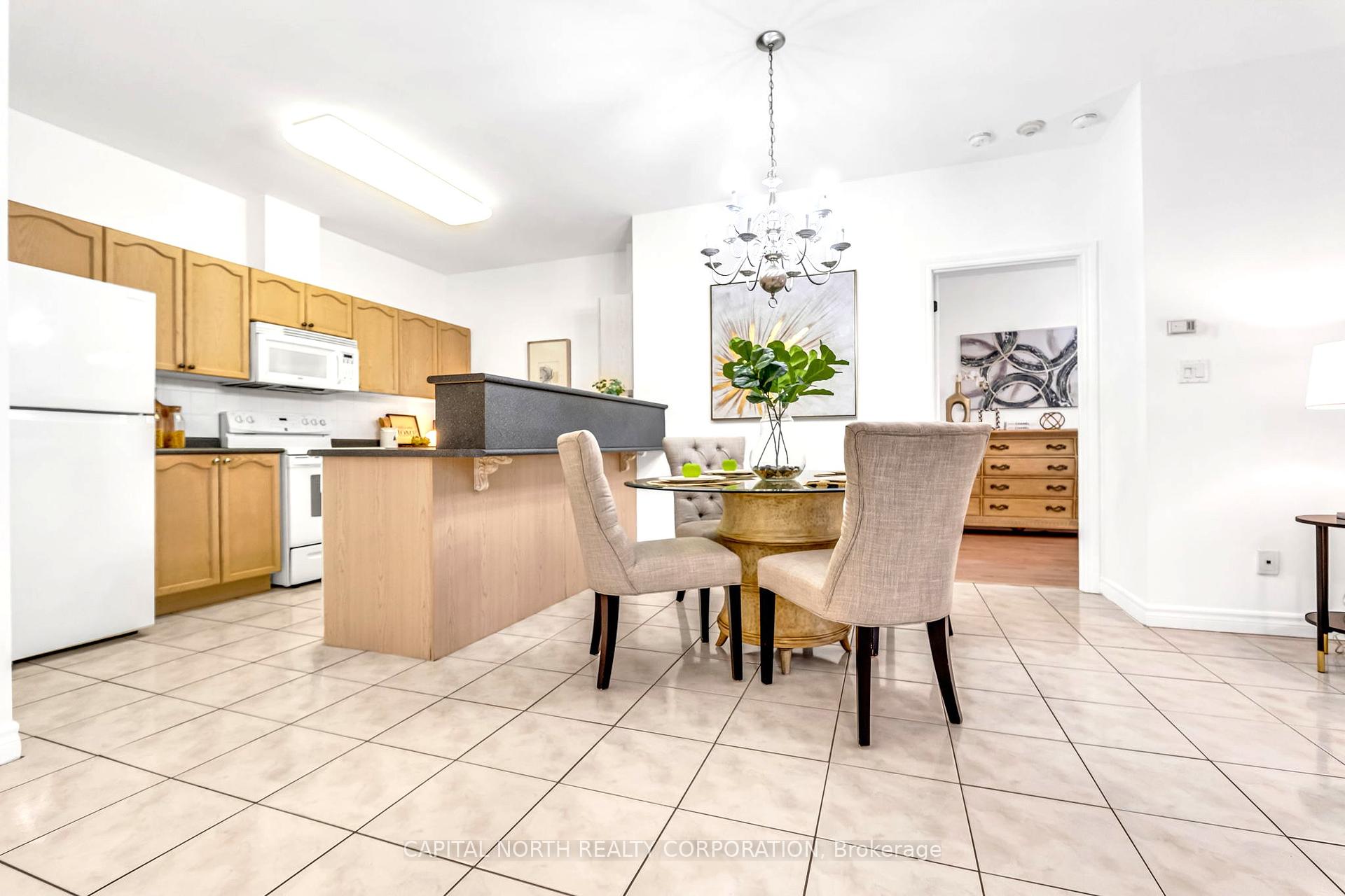 3 Bedrooms Condo at 33 Wallace, Vaughan For sale
