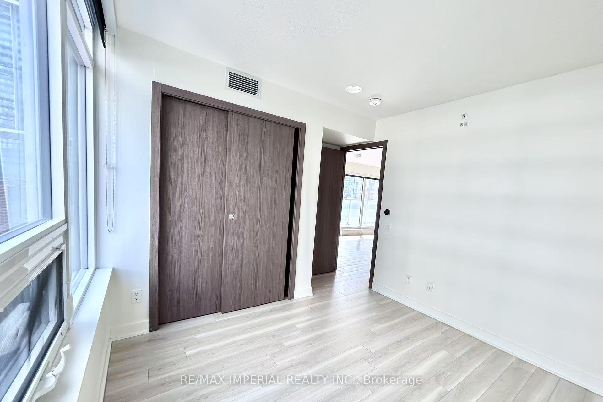 3 Bedrooms Condo at 19 Bathurst,  Toronto For sale