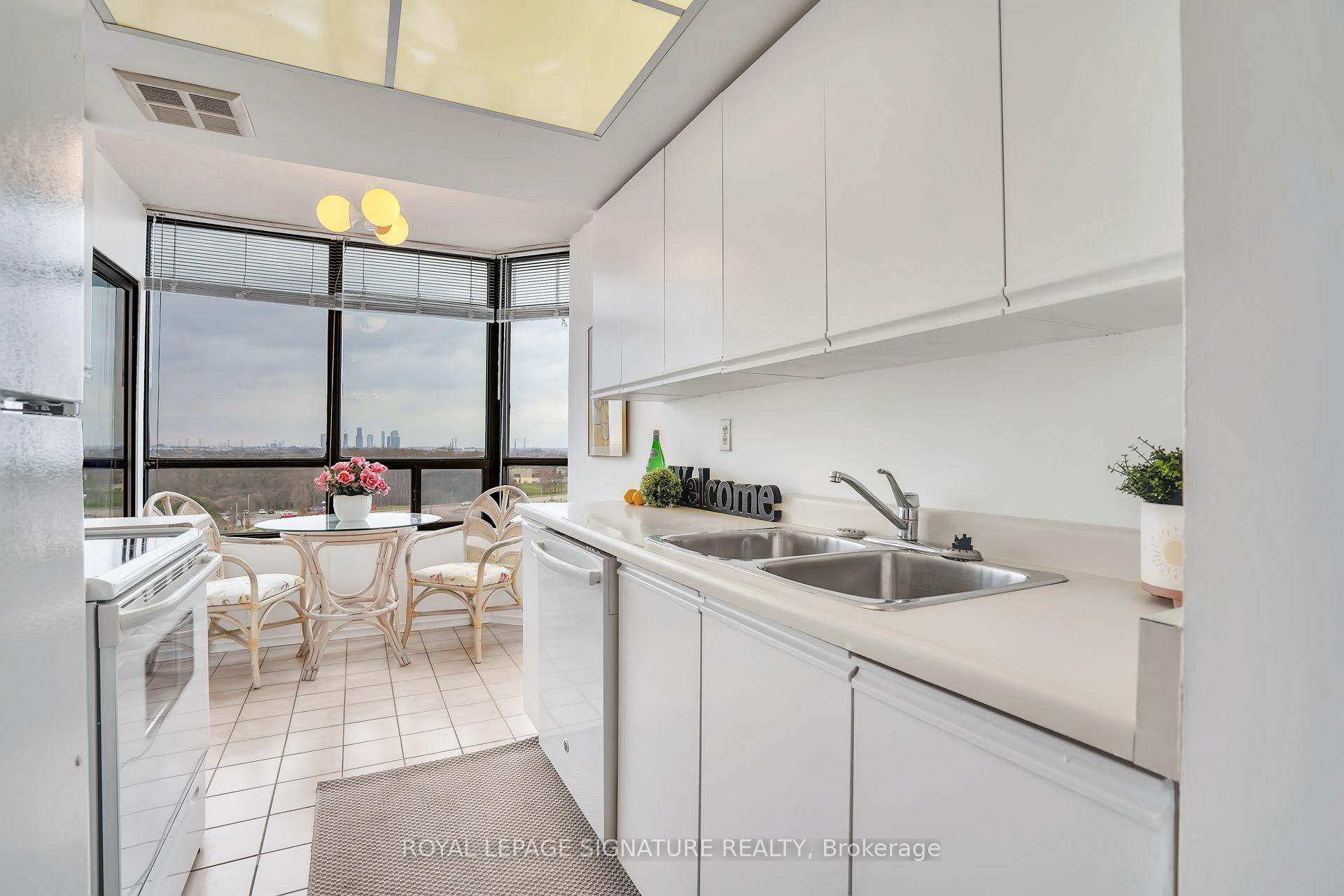 3 Bedrooms Condo at 7440 Bathurst, Vaughan For sale