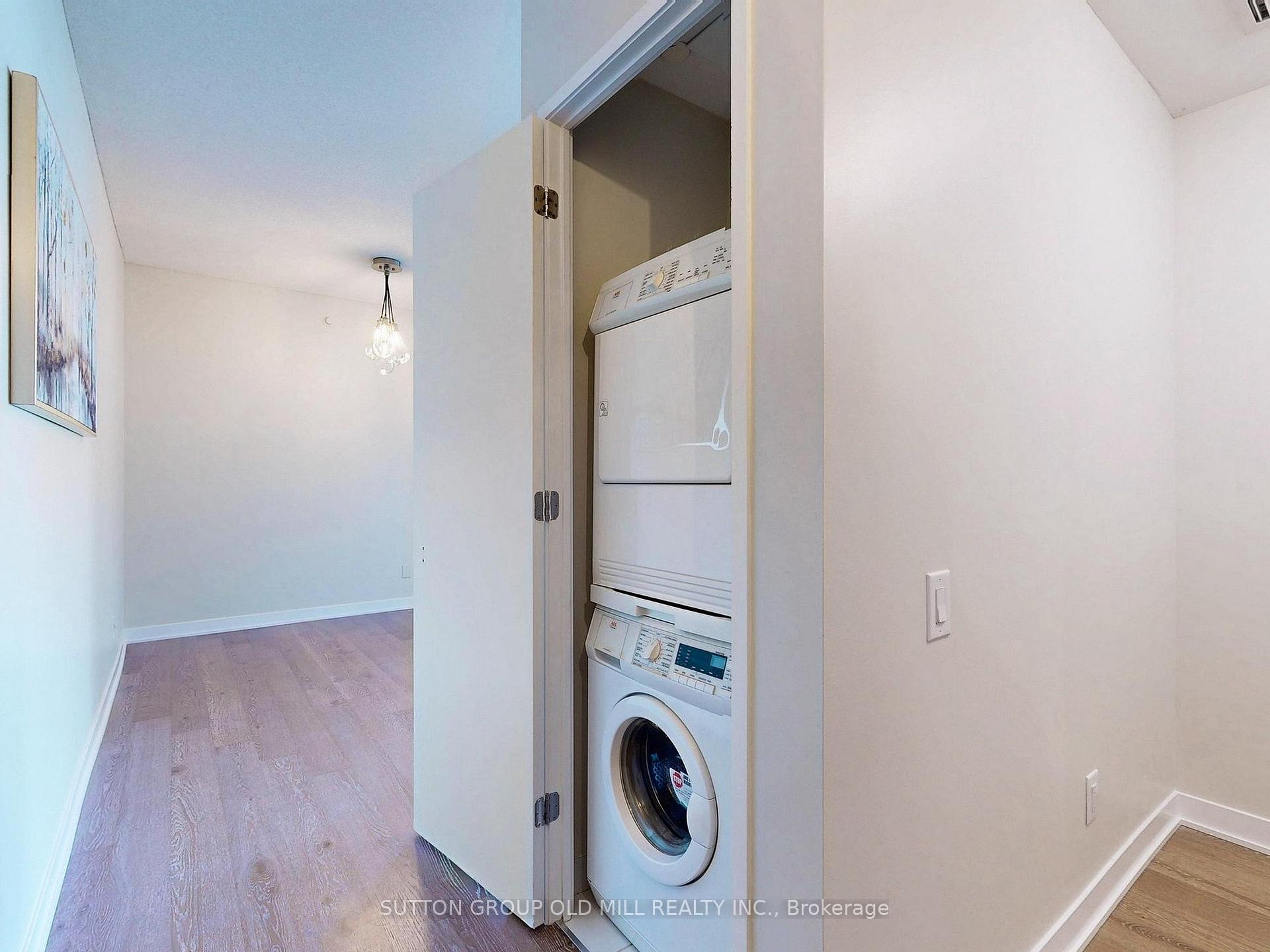 3 Bedrooms Condo at 90 Park Lawn, Toronto For sale