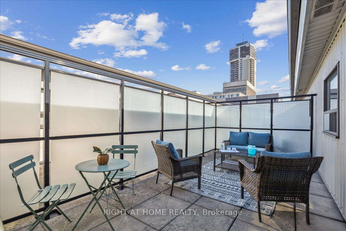 2 Bedrooms Condo at 80 King William, Hamilton For sale