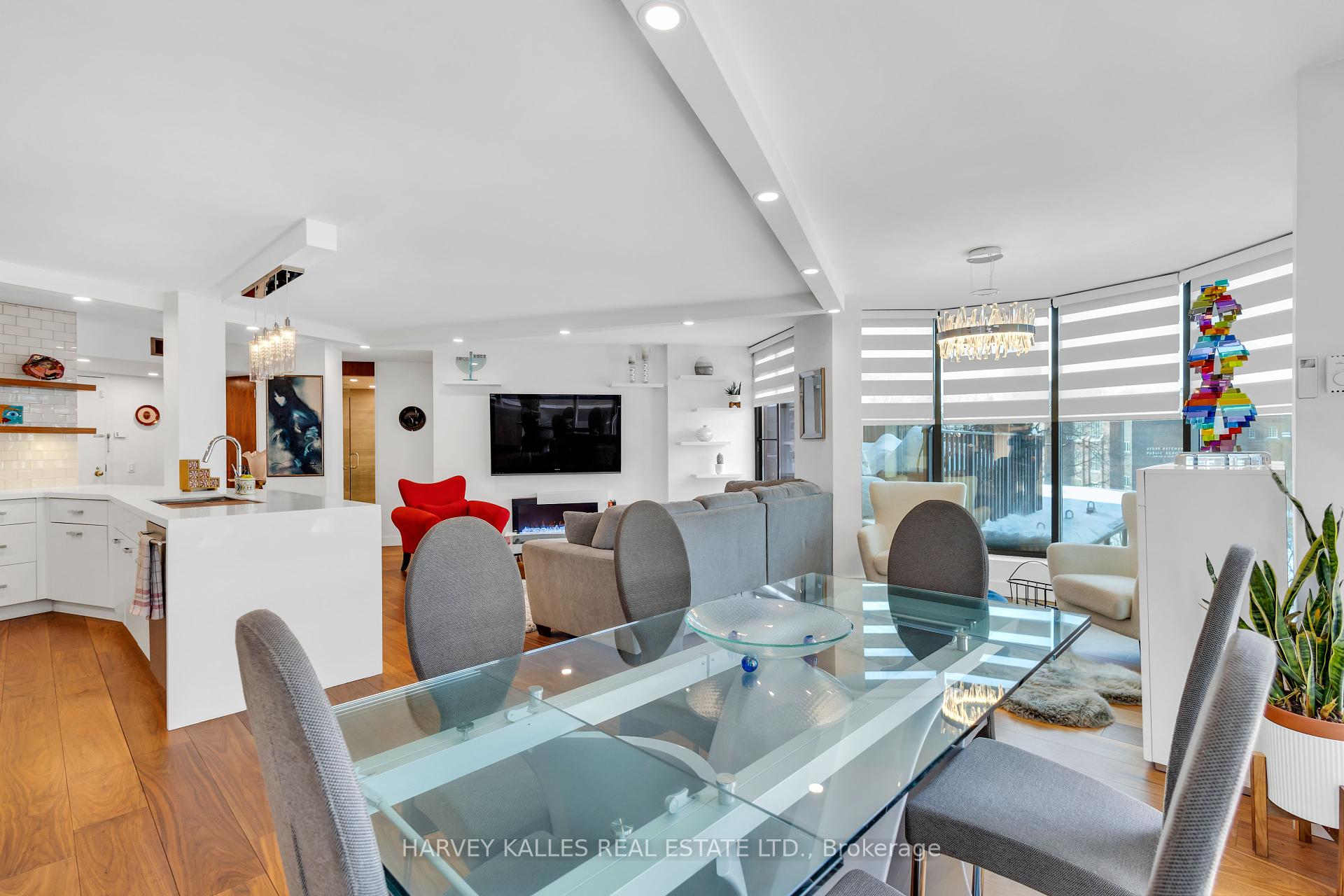 2 Bedrooms Condo at 1331 Bay, Toronto For sale