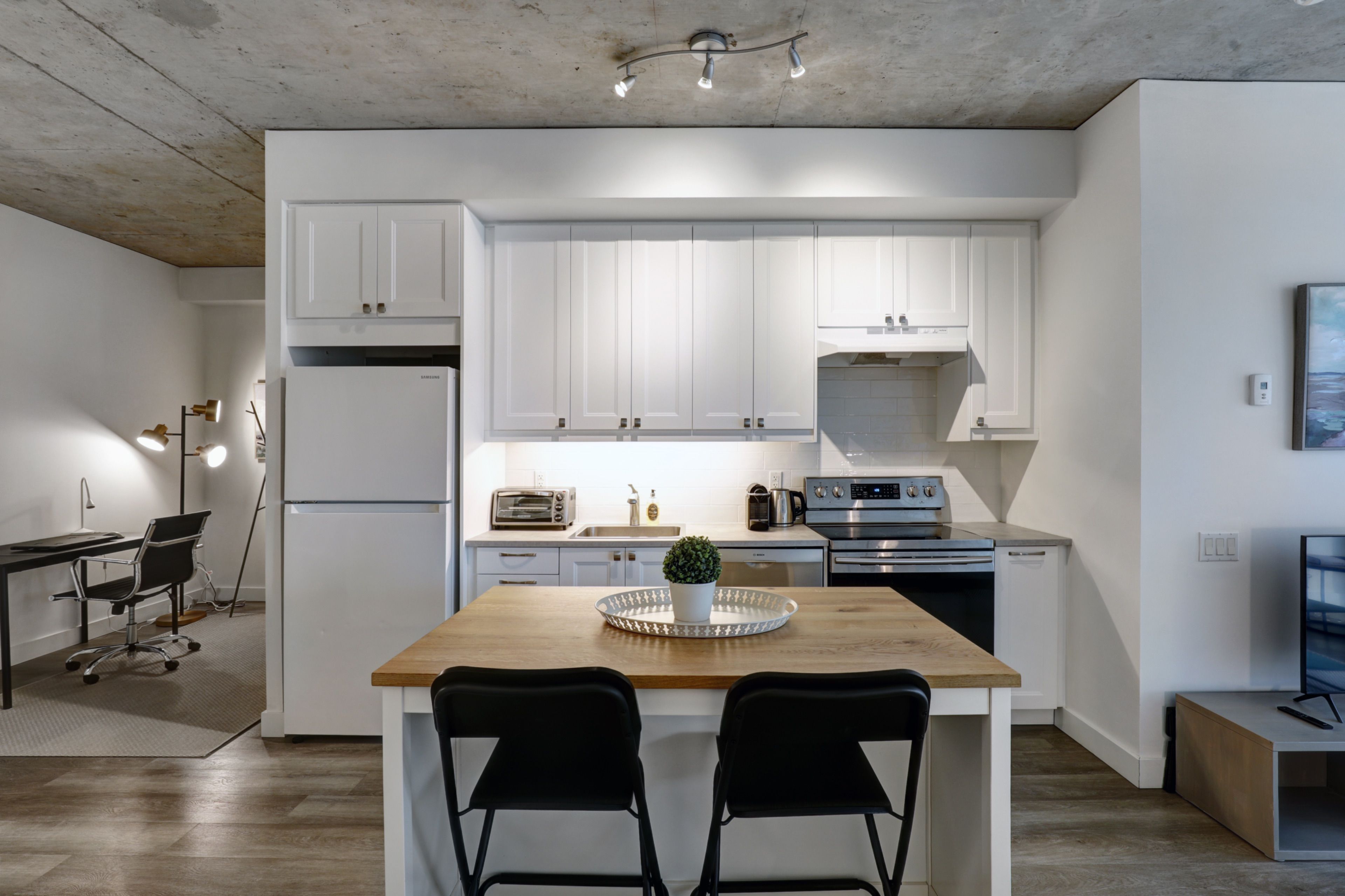 38 Niagara Street 709