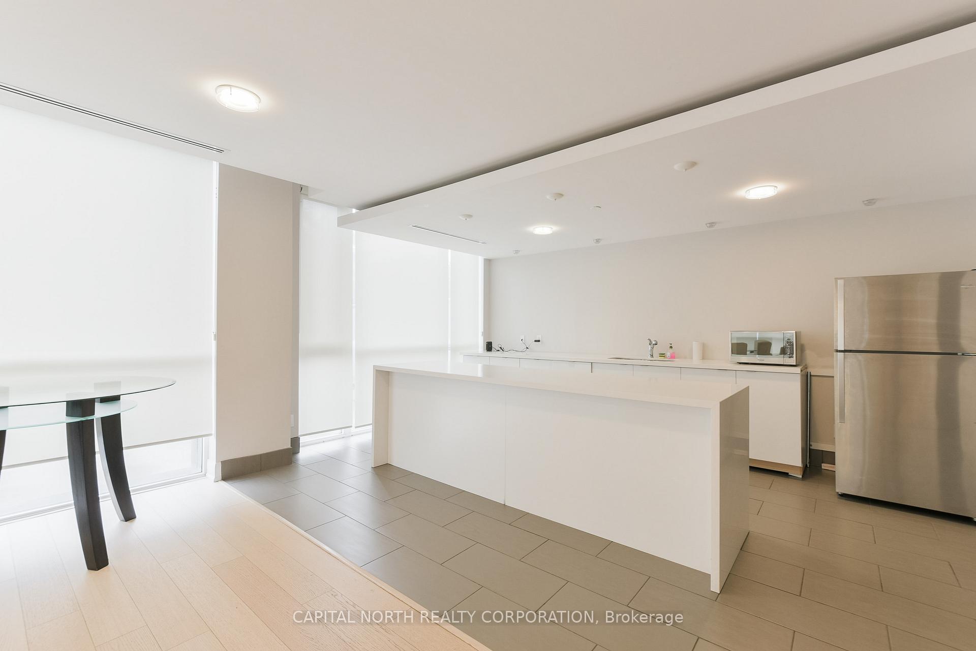2 Bedrooms Condo at 4700 Highway 7, Vaughan For sale