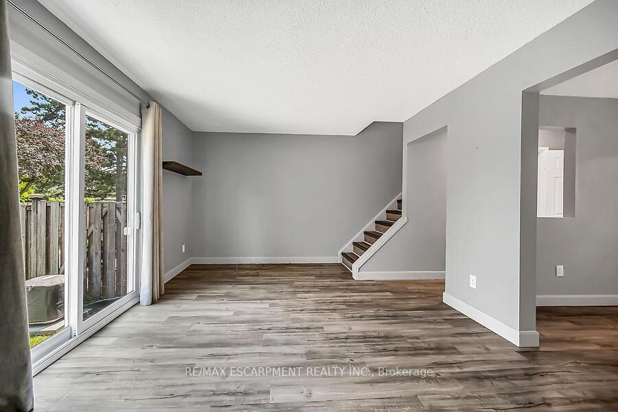 3 Bedrooms Condo at 1115 Paramount, Hamilton For sale