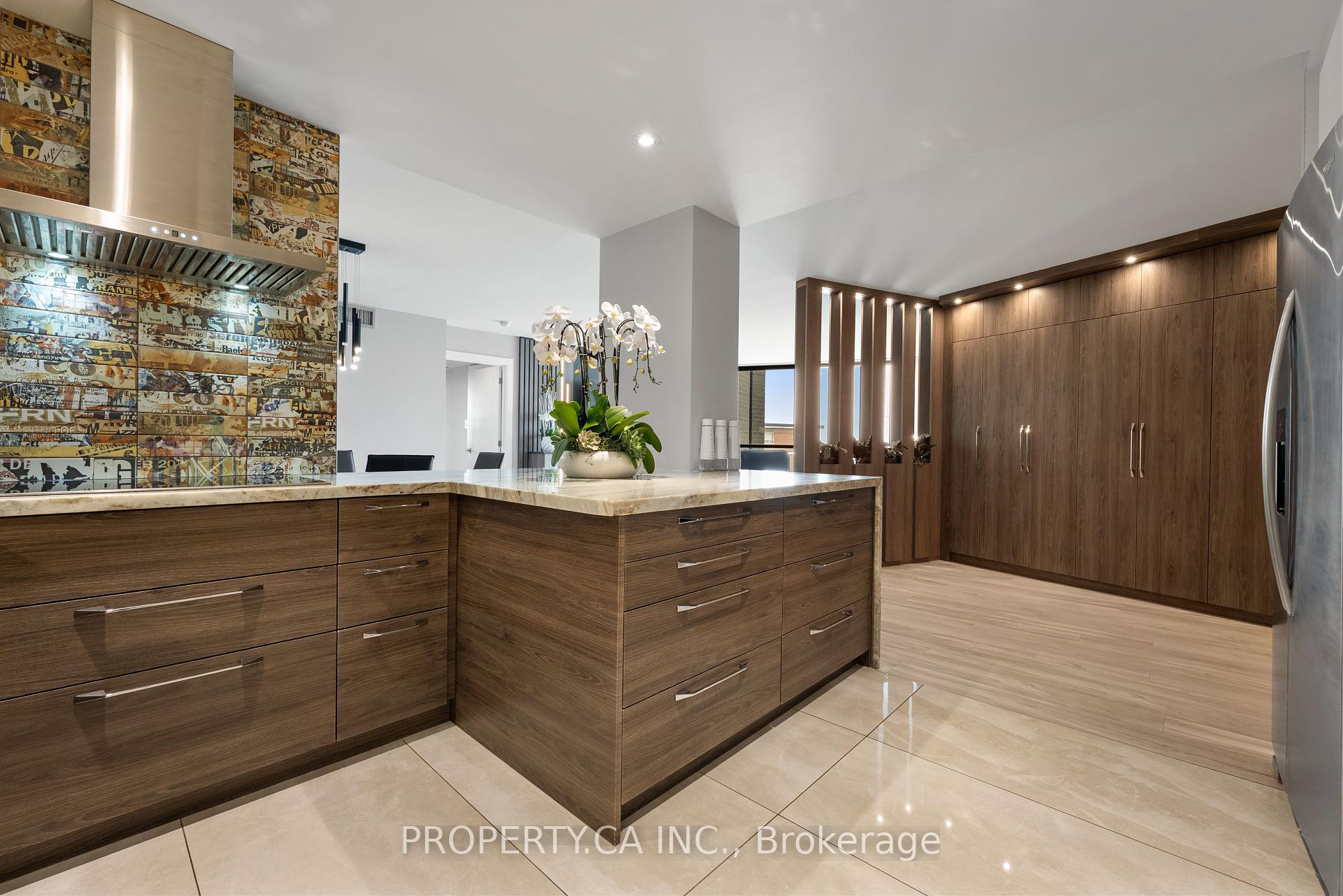 3 Bedrooms Condo at 40 Richview, Toronto For sale