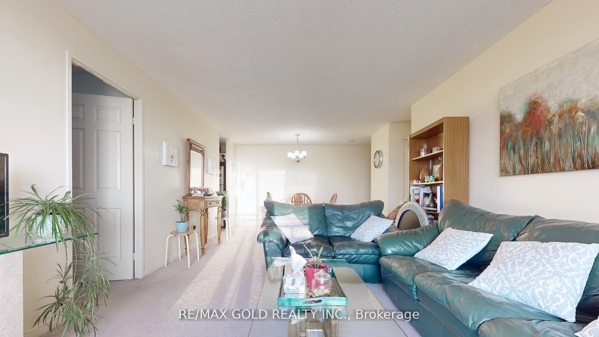 2 Bedrooms Condo at 99 Blackwell, Toronto For sale