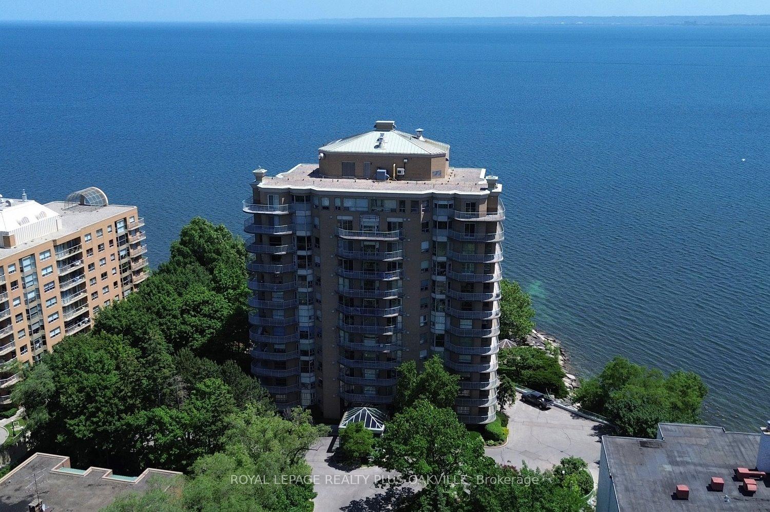 2 Bedrooms Condo at 2190 Lakeshore, Burlington For sale