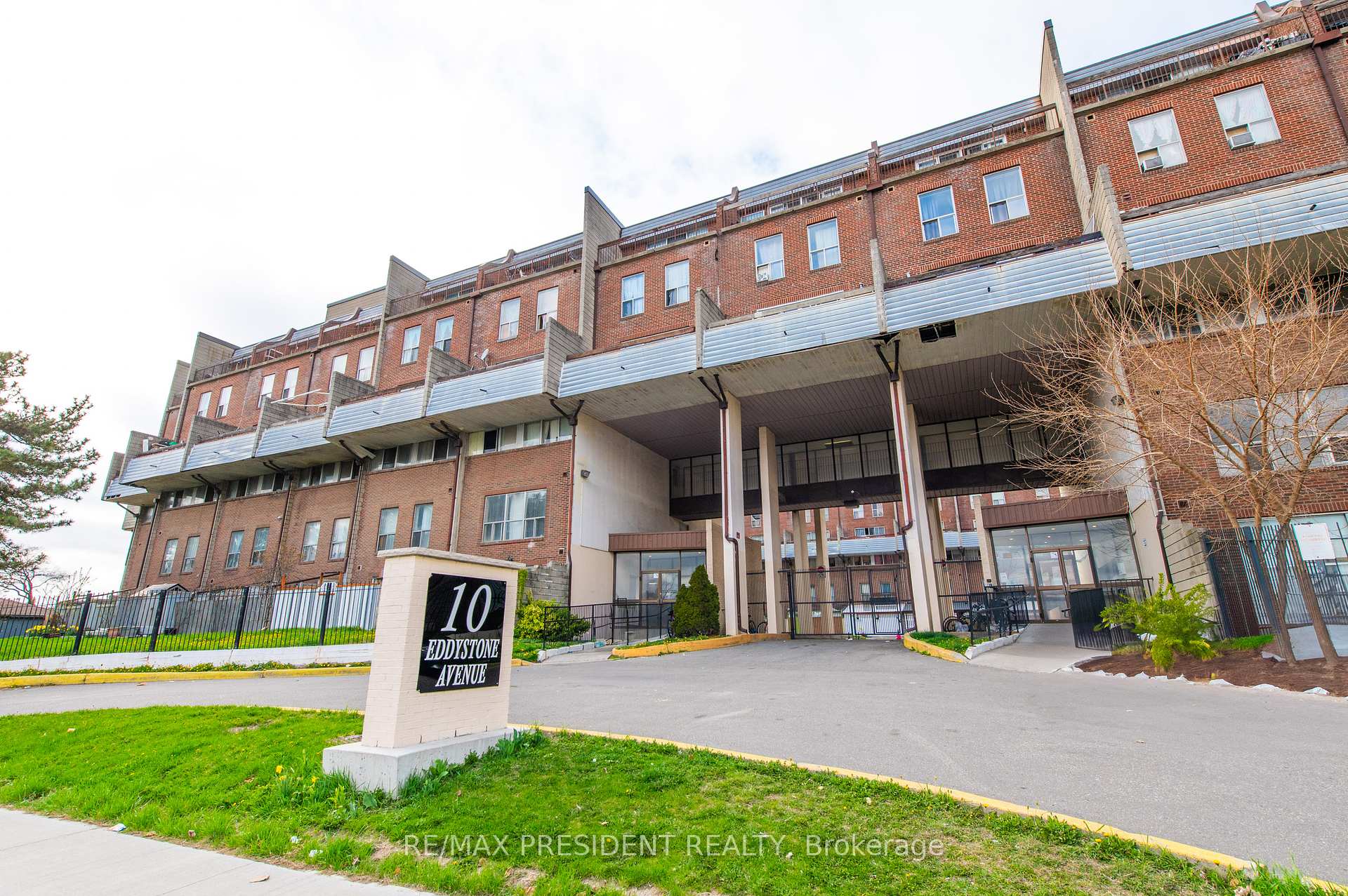 4 Bedrooms Condo at 10 Eddystone,  Toronto For sale