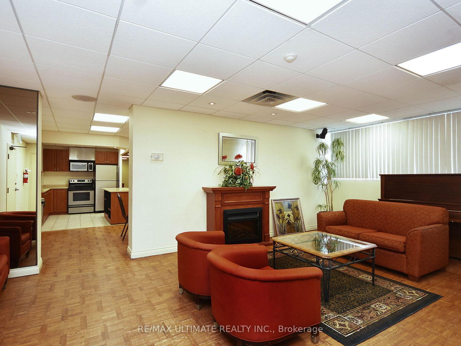 3 Bedrooms Condo at 3700 Kaneff, Mississauga For sale