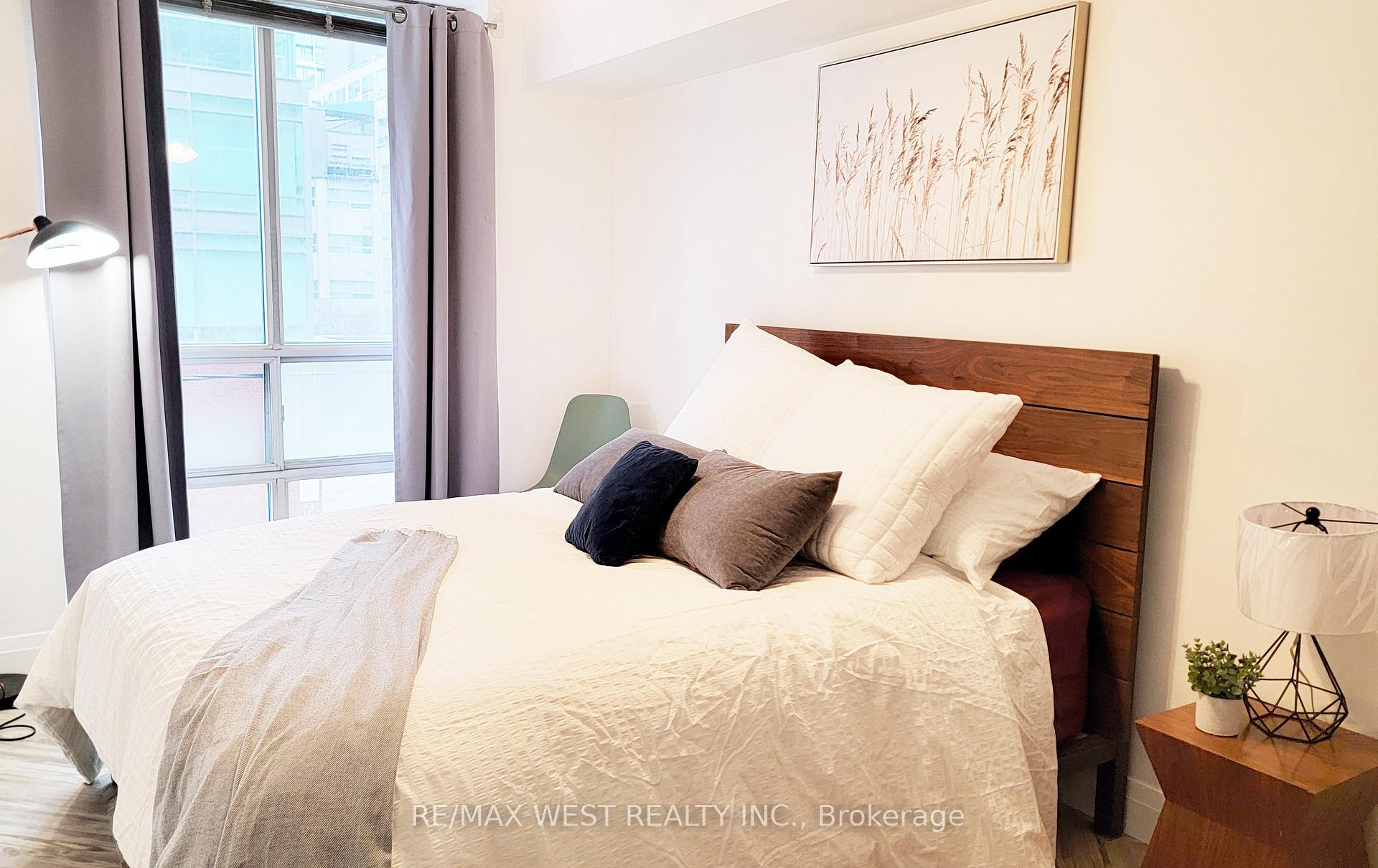 2 Bedrooms Condo at 330 Adelaide, Toronto For sale