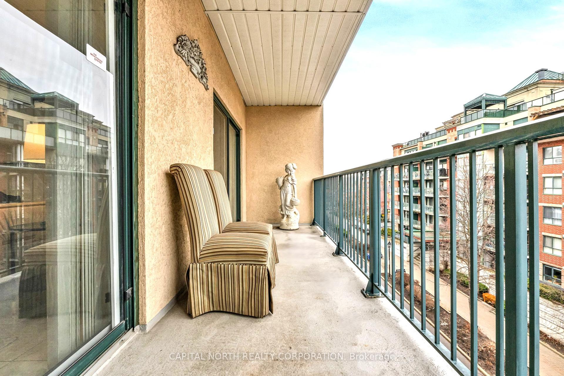 3 Bedrooms Condo at 33 Wallace, Vaughan For sale